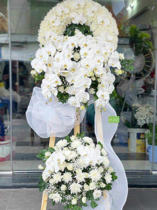 Kệ hoa viếng hiện đại tone Trắng