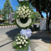 Hoa tang lễ 2 tầng màu trắng trang nghiêm.