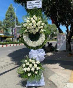 Hoa tang lễ 2 tầng màu trắng trang nghiêm.
